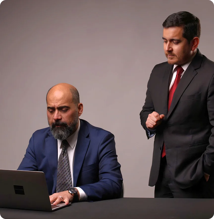 Dos abogados conversando en una oficina moderna.